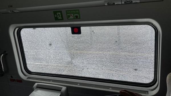韩国发生高铁脱轨事故 现场曝光:车窗破碎 至少7人受伤 韩国发生高铁脱轨事故 现场曝光:车窗破碎 至少7人受伤