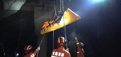 夫妻吵架，高速上双双跳桥！