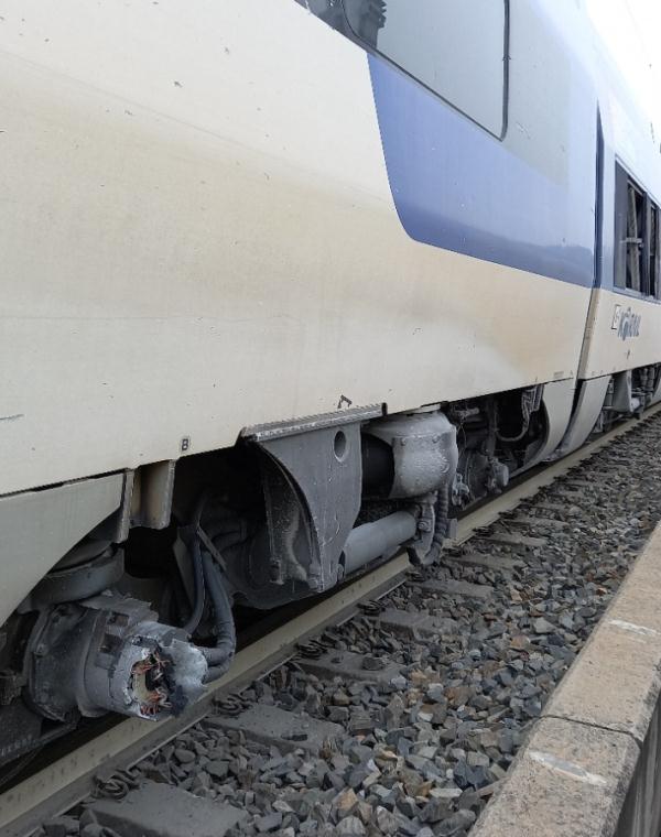 韩国发生高铁脱轨事故 现场曝光:车窗破碎 至少7人受伤 韩国发生高铁脱轨事故 现场曝光:车窗破碎 至少7人受伤