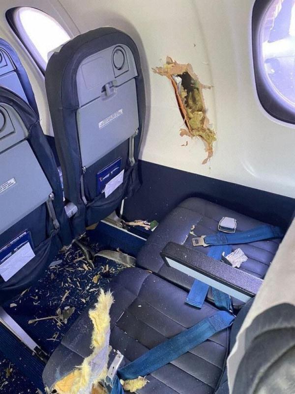 南非航空一飞机与大鸟相撞：窗户被打碎，舱内有羽毛