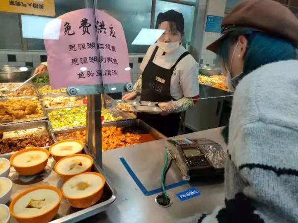 馋哭！上海一大学校内捕1500斤鱼，请大家免费吃！