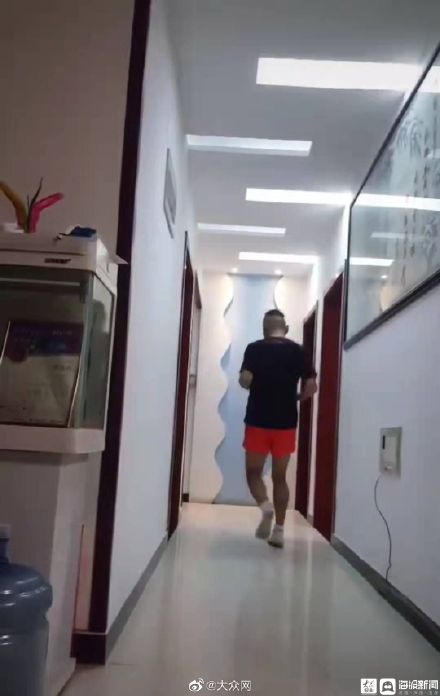 西安男子居家隔离14天累计跑步700公里:在家光睡觉不跑步会很累 西安男子居家隔离14天累计跑步700公里:在家光睡觉不跑步会很累