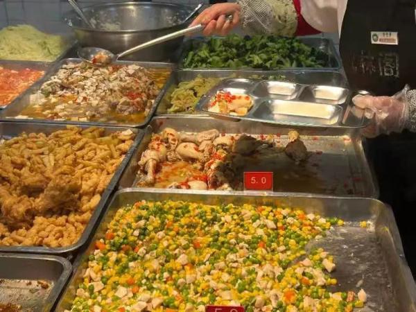 馋哭！上海一大学校内捕1500斤鱼，请大家免费吃！