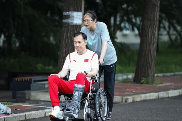 许利民卸任中国女篮主帅，曾坐轮椅指挥奥运会比赛