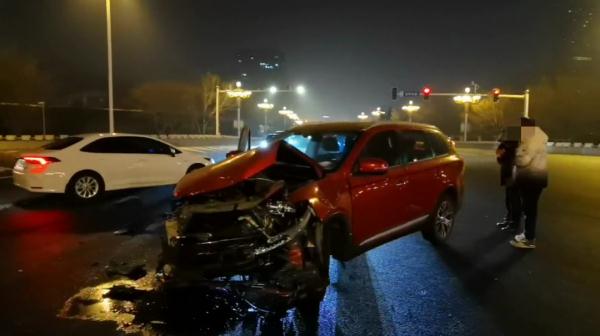 深夜,石家庄裕华路上突发多车事故! 深夜,石家庄裕华路上突发多车事故!