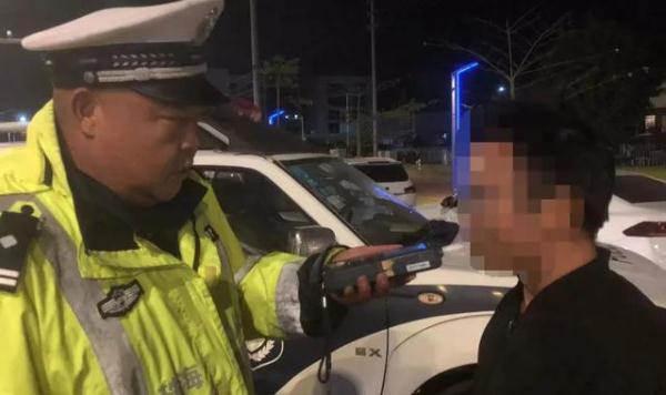 男子怕堂弟的宝马被刮蹭，把车开到民宿，堂弟却生气：停得好好的，你开什么？