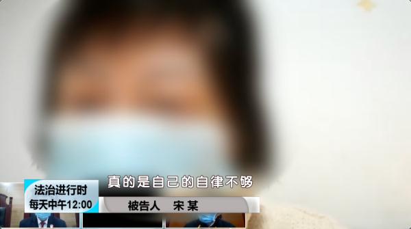 女子往楼下扔了块西瓜皮，获刑4个月