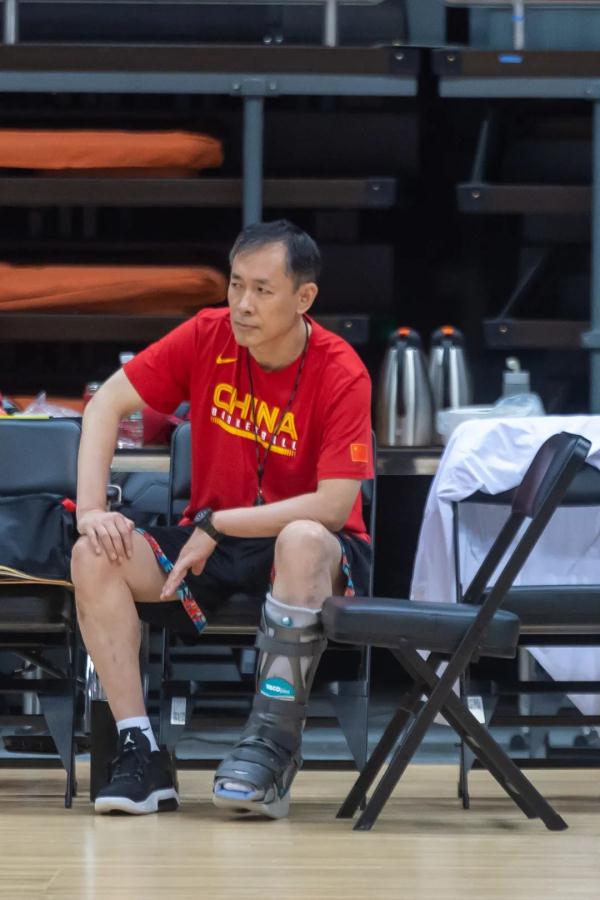 许利民卸任中国女篮主帅，曾坐轮椅指挥奥运会比赛