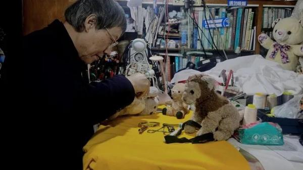 收8800元还修坏了?曾温暖全网的玩偶修复师朱伯被质疑,本人回应→ 收8800元还修坏了?曾温暖全网的玩偶修复师朱伯被质疑,本人回应→