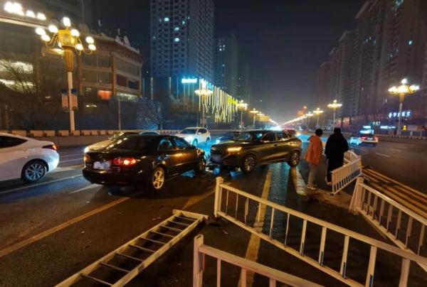 深夜,石家庄裕华路上突发多车事故! 深夜,石家庄裕华路上突发多车事故!