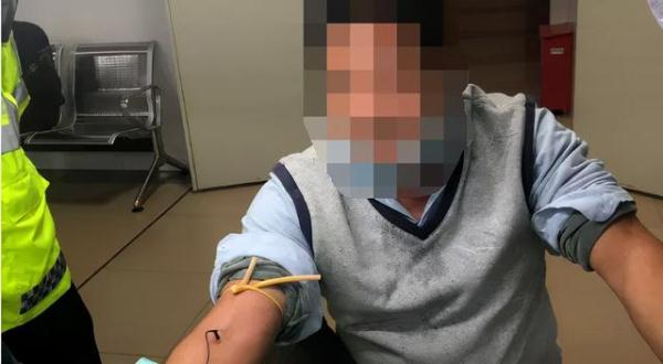 男子怕堂弟的宝马被刮蹭，把车开到民宿，堂弟却生气：停得好好的，你开什么？