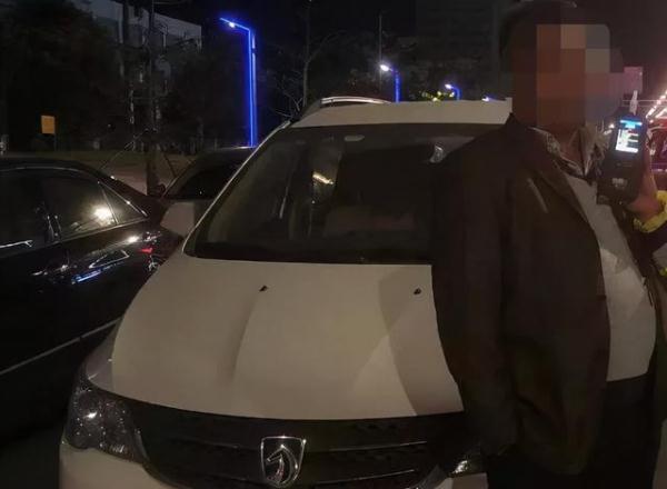 男子怕堂弟的宝马被刮蹭，把车开到民宿，堂弟却生气：停得好好的，你开什么？