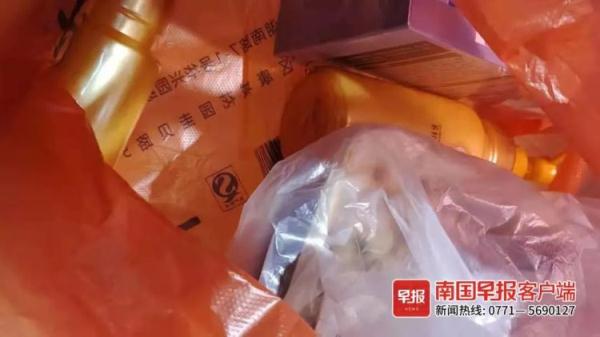 南宁一女子在超市逃单被抓，竟扇员工耳光还划伤他人！