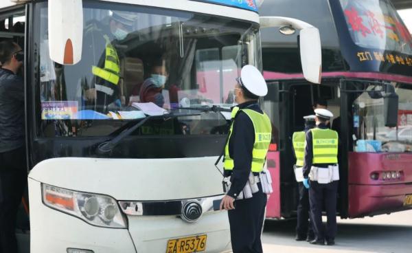 10辆小车挂同一车牌出入梅华路！这个交警5点起床连抓3台车……