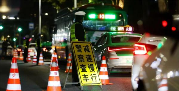 10辆小车挂同一车牌出入梅华路！这个交警5点起床连抓3台车……