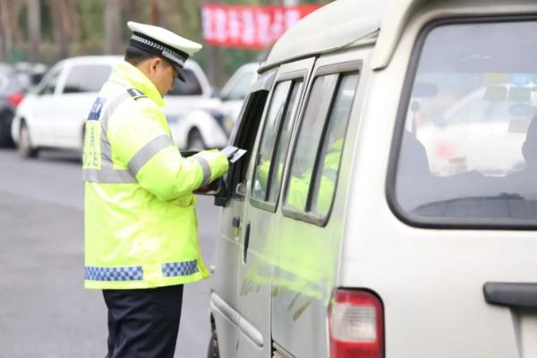 10辆小车挂同一车牌出入梅华路！这个交警5点起床连抓3台车……