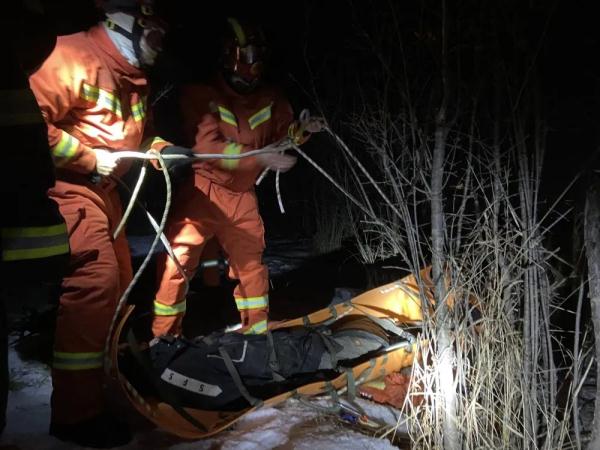 景区游客跌落悬崖,救援人员神兵天降 景区游客跌落悬崖,救援人员神兵天降