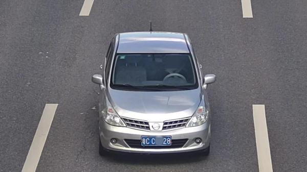 10辆小车挂同一车牌出入梅华路！这个交警5点起床连抓3台车……