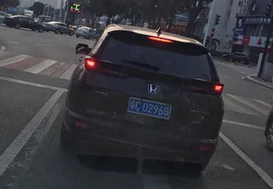 10辆小车挂同一车牌出入梅华路！这个交警5点起床连抓3台车……