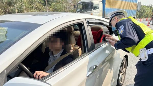 10辆小车挂同一车牌出入梅华路！这个交警5点起床连抓3台车……