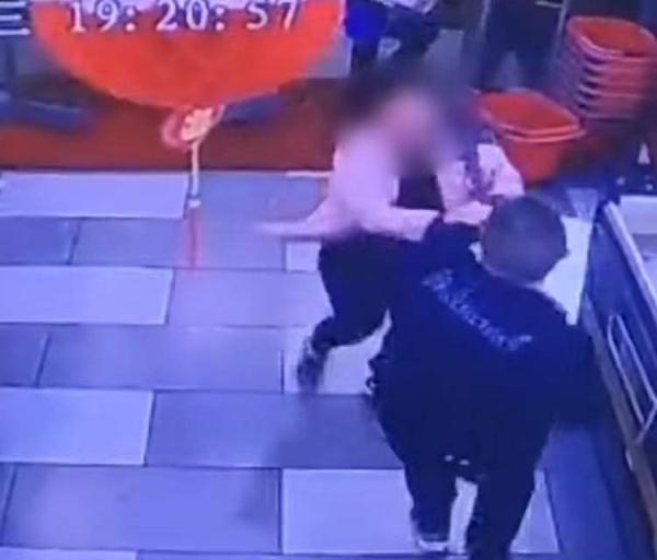 南宁一女子在超市逃单被抓，竟扇员工耳光还划伤他人！