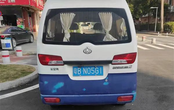 10辆小车挂同一车牌出入梅华路！这个交警5点起床连抓3台车……