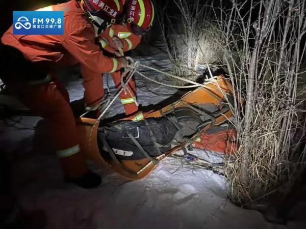 凌晨，哈尔滨道外区有人掉落悬崖