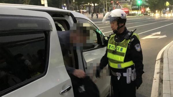 10辆小车挂同一车牌出入梅华路！这个交警5点起床连抓3台车……