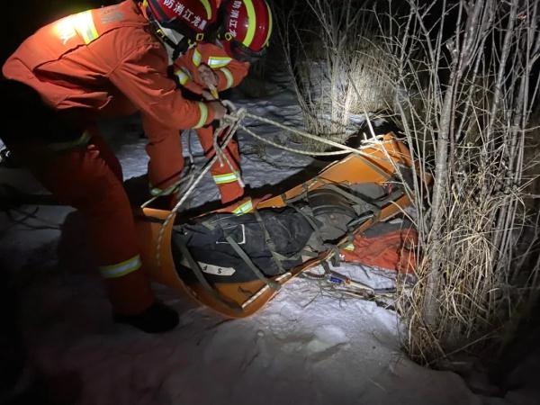 景区游客跌落悬崖,救援人员神兵天降 景区游客跌落悬崖,救援人员神兵天降