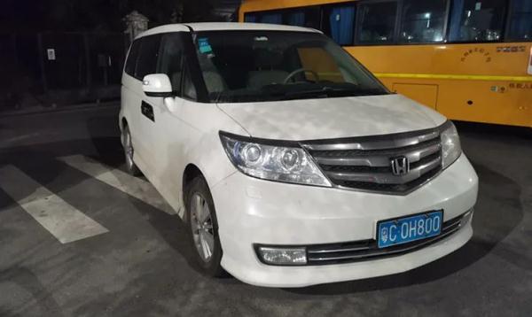 10辆小车挂同一车牌出入梅华路！这个交警5点起床连抓3台车……