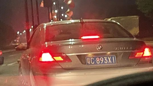 10辆小车挂同一车牌出入梅华路！这个交警5点起床连抓3台车……