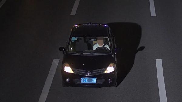 10辆小车挂同一车牌出入梅华路！这个交警5点起床连抓3台车……