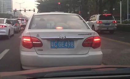 10辆小车挂同一车牌出入梅华路！这个交警5点起床连抓3台车……