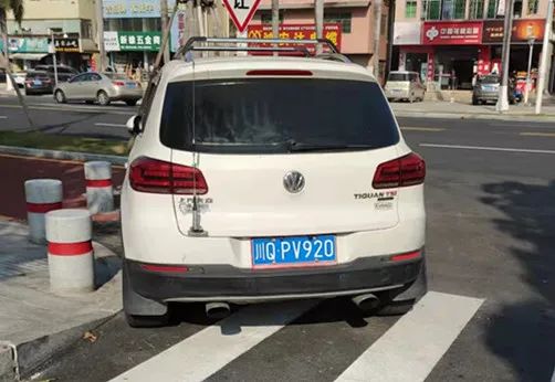 10辆小车挂同一车牌出入梅华路！这个交警5点起床连抓3台车……