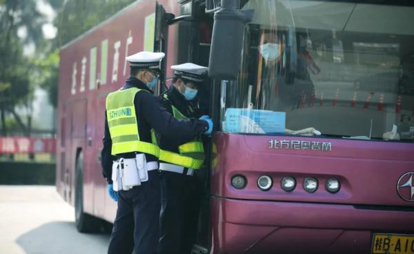 10辆小车挂同一车牌出入梅华路！这个交警5点起床连抓3台车……