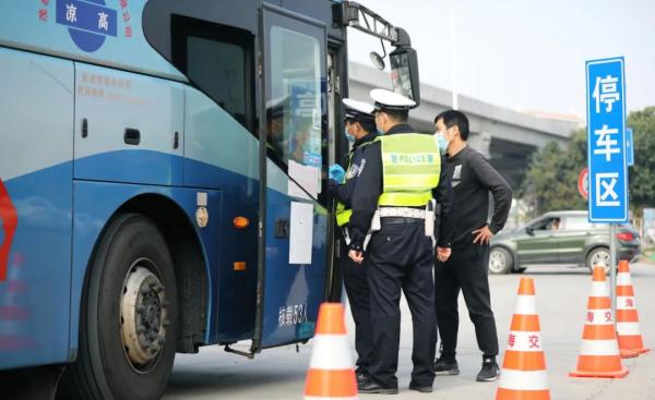 10辆小车挂同一车牌出入梅华路！这个交警5点起床连抓3台车……