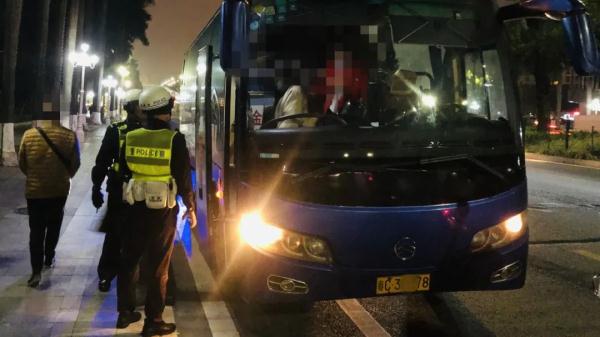 10辆小车挂同一车牌出入梅华路！这个交警5点起床连抓3台车……