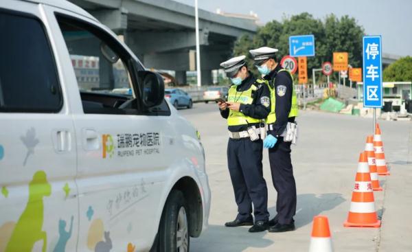 10辆小车挂同一车牌出入梅华路！这个交警5点起床连抓3台车……