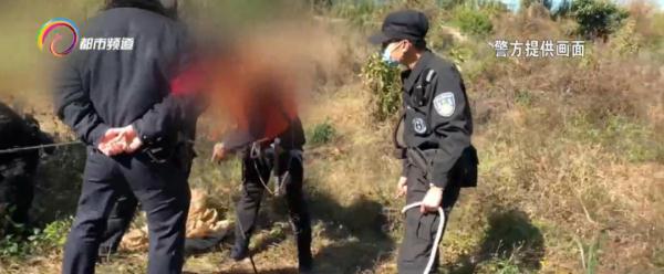 惊险！怀胎8月孕妇带娃不慎坠井，特警火速赶往现场