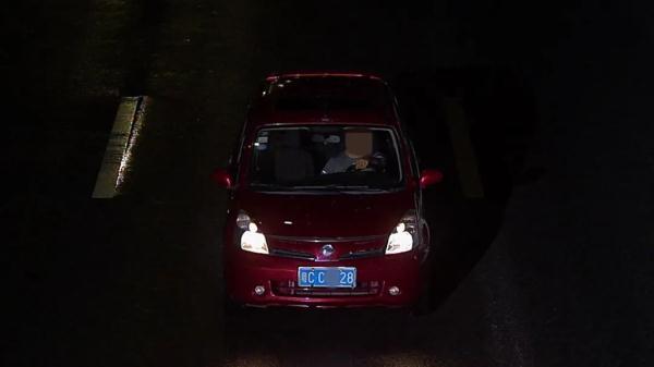 10辆小车挂同一车牌出入梅华路！这个交警5点起床连抓3台车……