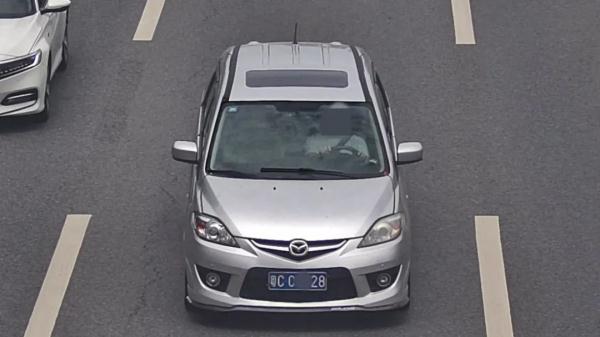 10辆小车挂同一车牌出入梅华路！这个交警5点起床连抓3台车……