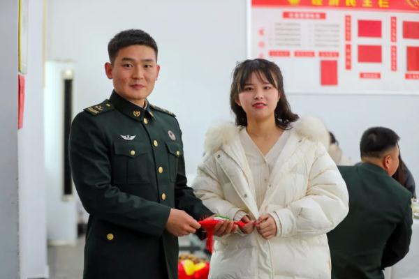 小姐姐进军营，真甜！
