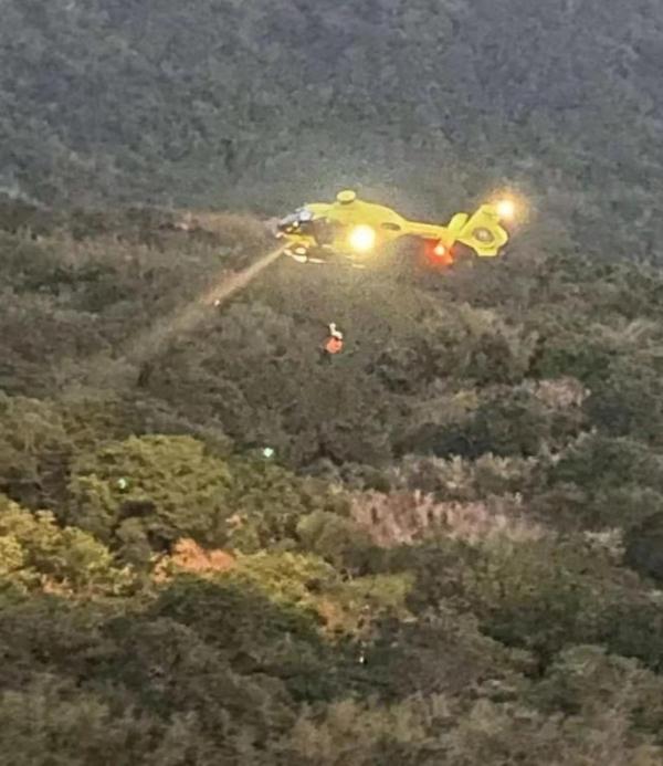 深圳游客坠崖被困3天，空中120紧急救援