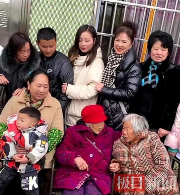 失散75年后重逢，97岁母亲给78岁女儿补压岁钱……