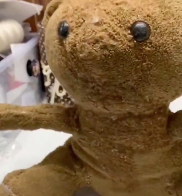 花费近万元修复一个娃娃,不满意也不能返工?上海7旬网红爷叔陷争议... 花费近万元修复一个娃娃,不满意也不能返工?上海7旬网红爷叔陷争议...