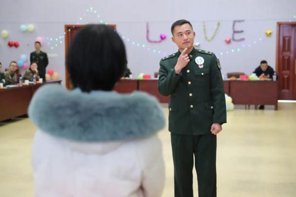 小姐姐进军营，真甜！