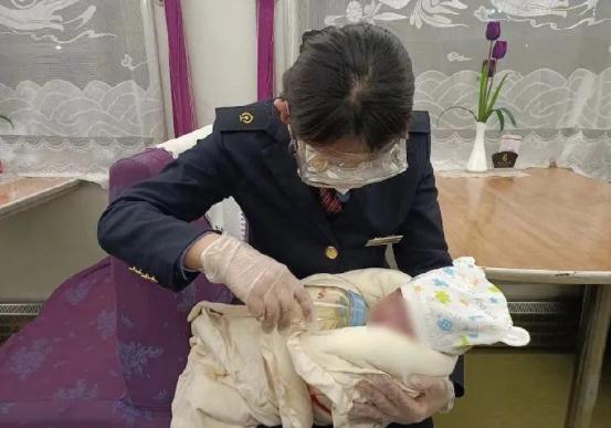 夫妇俩火车上一个操作，被撞破孩子不是亲生的！孩子来源让人痛心！