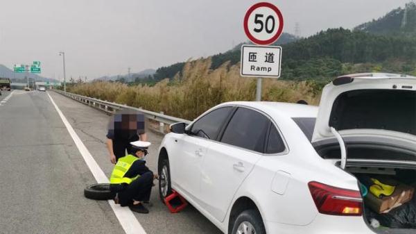 轮胎旧了不换，结果半路直接“罢工”！两名女子在车旁焦虑地张望！
