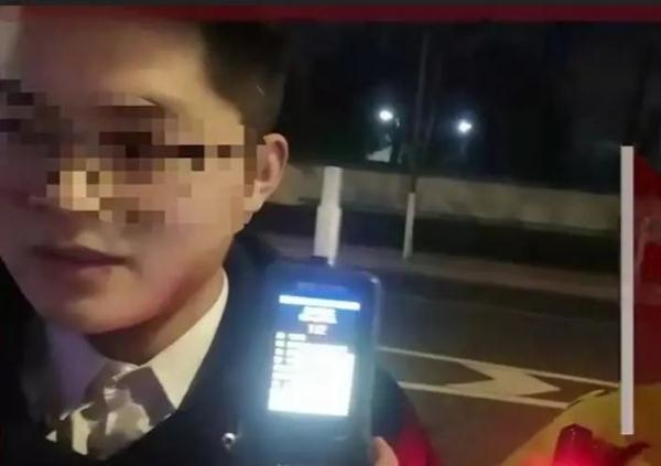 一男子醉驾被查，称刚和醉酒女生接吻：“瞬间上头了”