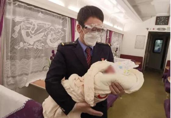 夫妇俩火车上一个操作，被撞破孩子不是亲生的！孩子来源让人痛心！